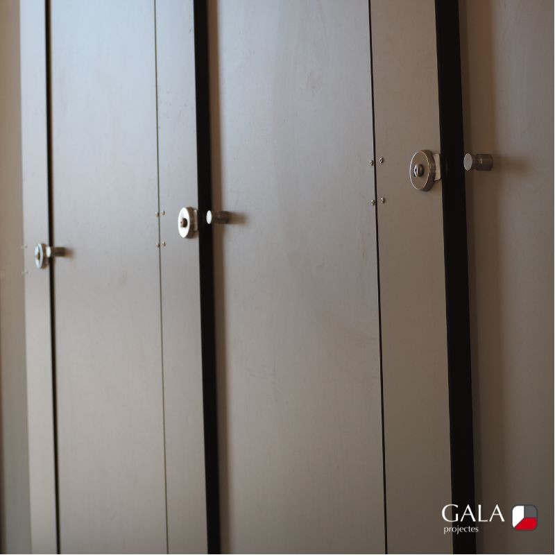 CABINA FENÓLICA PARA DUCHA CON CORONACIÓN - Imagen 2